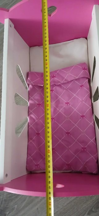 Cuna mecedora de juguete rosa y blanca