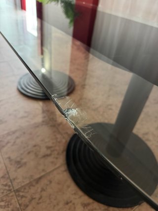 Mesa de cristal ovalada negra y transparente