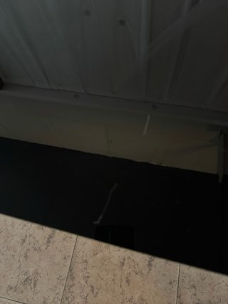 Mesa de cristal ovalada negra y transparente