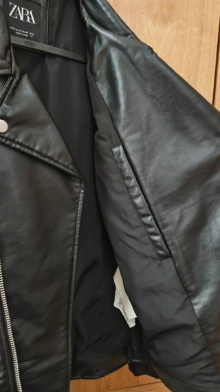 Chaqueta efecto piel Zara, nueva