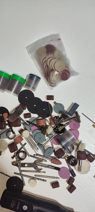 Herramienta rotativa Dremel con accesorios