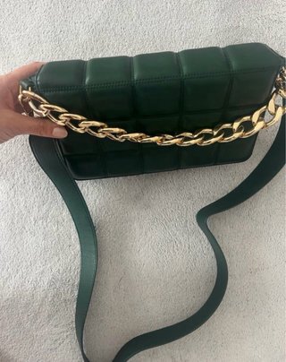 Bolso NUEVO verde acolchado con cadena dorada