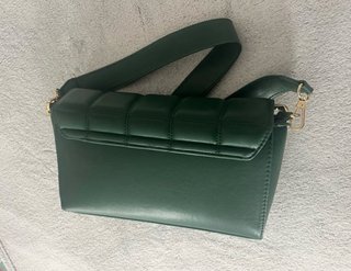 Bolso NUEVO verde acolchado con cadena dorada