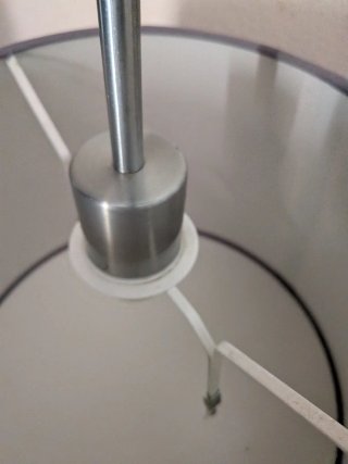 Lámpara de mesa gris y plateada en las fotos están