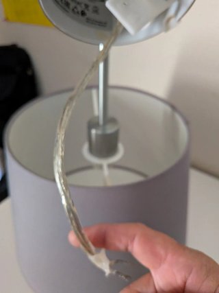 Lámpara de mesa gris y plateada en las fotos están