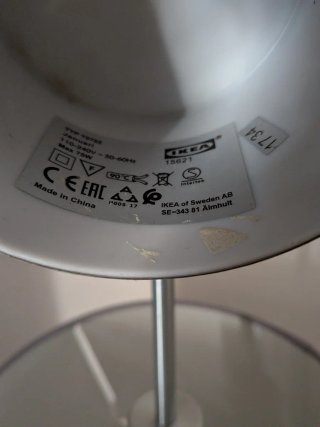 Lámpara de mesa gris y plateada en las fotos están