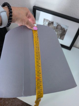 Lámpara de mesa gris y plateada en las fotos están