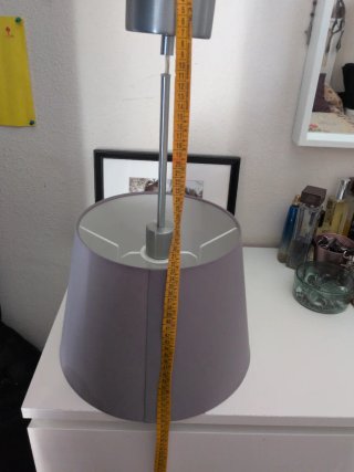 Lámpara de mesa gris y plateada en las fotos están