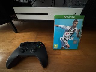 Xbox One S Bianca + FIFA 19 + Controller di gioco