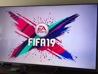 Xbox One S Bianca + FIFA 19 + Controller di gioco