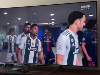 Xbox One S Bianca + FIFA 19 + Controller di gioco