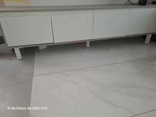 Mueble de salón gris y blanco