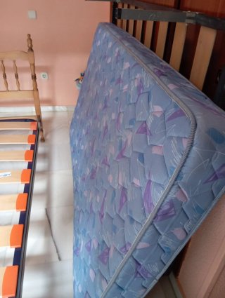 Cama individual de madera, con somier y colchón