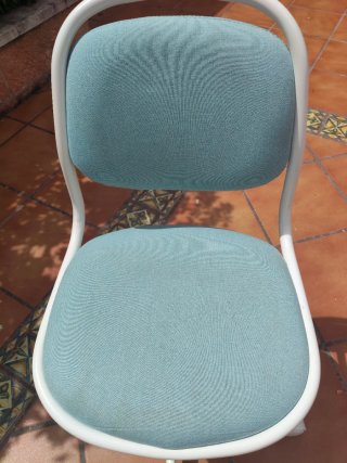 Sedia per bambini IKEA blu e bianca