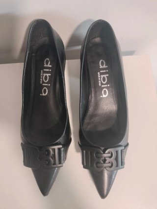 Zapatos de vestir piel negros tacón bajo.