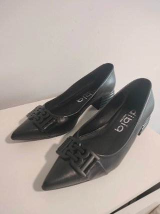 Zapatos de vestir piel negros tacón bajo.