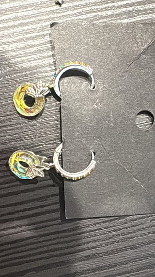 Aros plateados con detalles multicolor