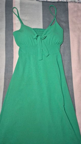 Vestido largo verde esmeralda con abertura