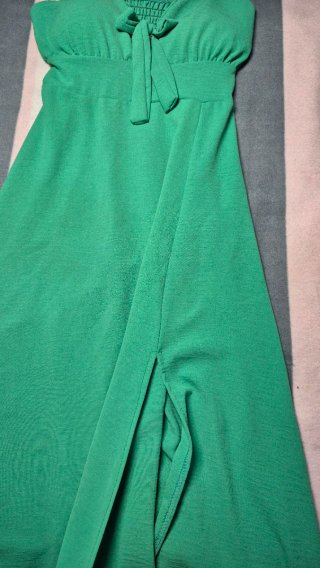 Vestido largo verde esmeralda con abertura