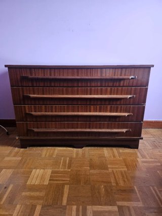 Armario de madera, cómoda y cama de 180x135