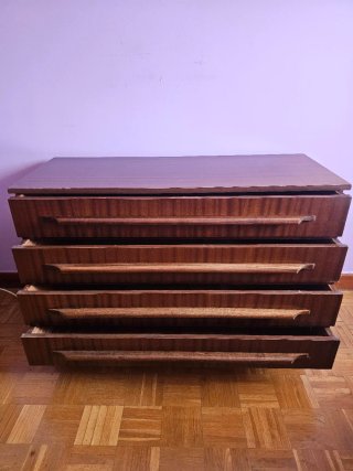 Armario de madera, cómoda y cama de 180x135