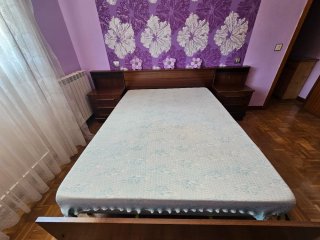 Armario de madera, cómoda y cama de 180x135