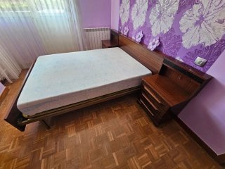 Armario de madera, cómoda y cama de 180x135