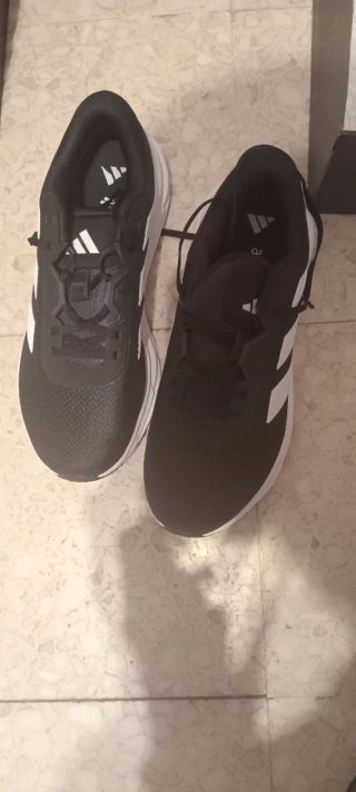 Zapatillas Adidas Negras y Blancas