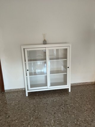 Vitrina blanca con puertas de cristal