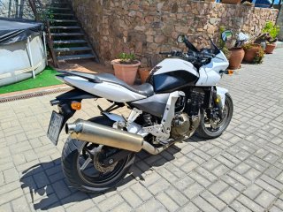 Kawasaki Naked Blanca y Negra