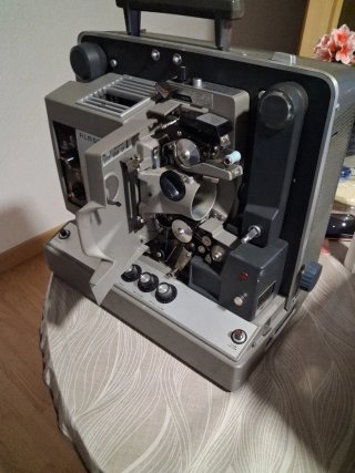 Proyector 16mm Bell & Howell Gris le falta óptica