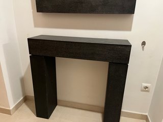 Mueble recibidor negro y madera