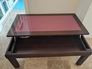 Mesa de centro elevable de madera y cristal.