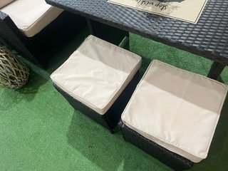 Sofá Rinconera Laia + Mesa + 2 puffs