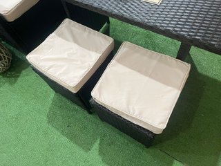 Sofá Rinconera Laia + Mesa + 2 puffs