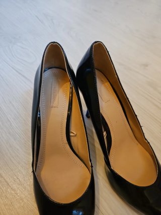 Zapatos de tacón negros con tacón azul talla 40