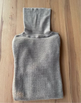 Jersey Uniqlo beige cuello alto