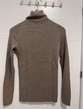 Jersey Uniqlo beige cuello alto