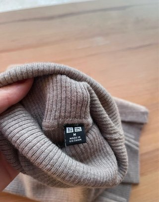Jersey Uniqlo beige cuello alto