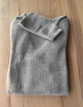 Jersey Uniqlo beige cuello alto