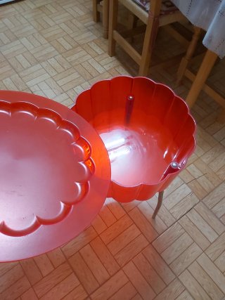 Mesita auxiliar roja de plástico