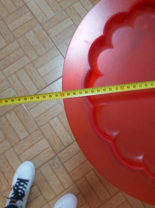 Mesita auxiliar roja de plástico