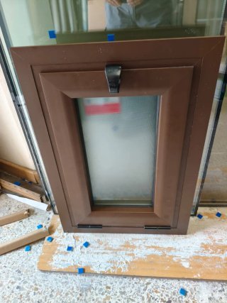 Ventana marrón batiente vidrio cámara opaco