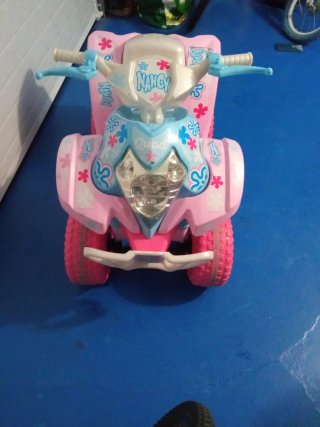 Quad eléctrico infantil rosa marca Feber