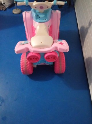 Quad eléctrico infantil rosa marca Feber