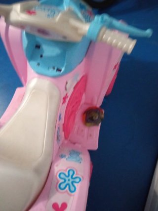 Quad eléctrico infantil rosa marca Feber
