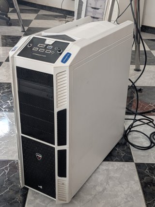 Torre PC Profesional Blanca y Negra