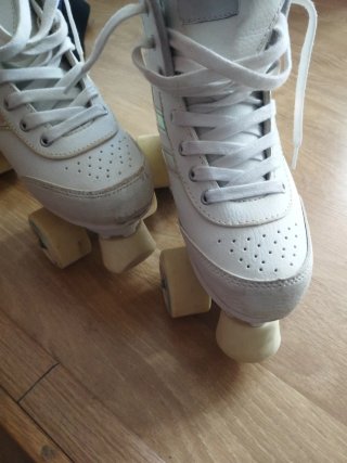 Patines Artísticos y Casco Blanco