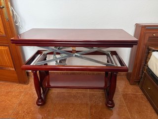 Mesa de salón de madera, plegable y alzable.