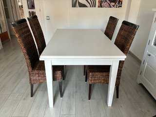 Mesa comedor blanca con 4 sillas de mimbre